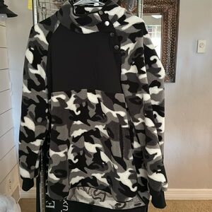 Very warm pull over sweatshirt, pretty thick and warm, very gently used